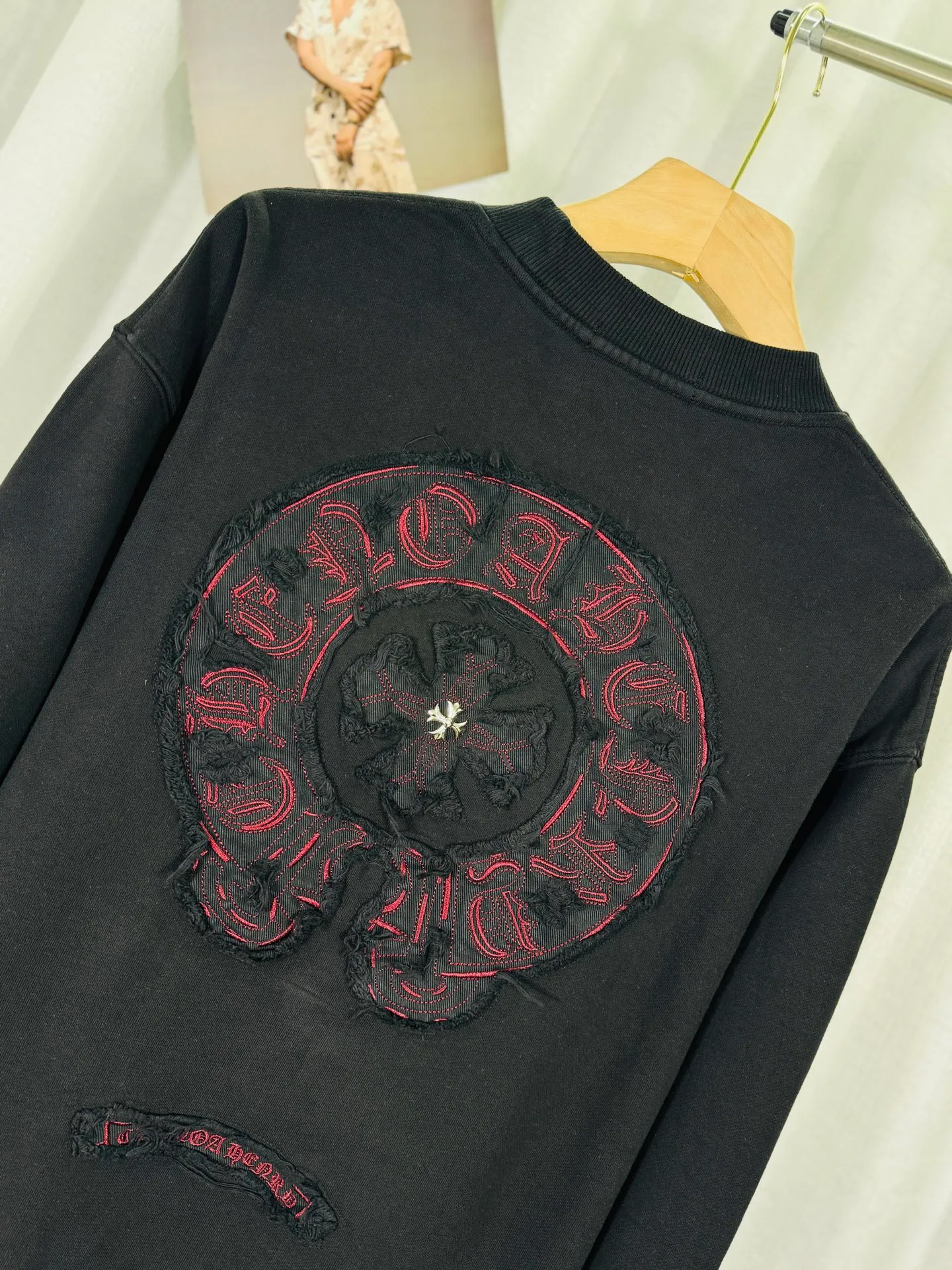P260 top version, real shot without P, ​​different from market currency) 𝗖𝗵𝗿𝗼𝗺𝗲 𝗛𝗲𝗮𝗿𝘁𝘀/Croxin 2025 3D three-dimensional autumn and winter new original single counter American laser color printed patch embroidered couple casual sweatshirt 👑The highest version! Customized fabric 430g tripe terry fabric! Appliqué embroidery hardware accessories, best-selling items at the counter, very comfortable to wear. Accessories: original molded and authenticated collar label ➕ 100% silk wash water label. Genuine purchase-grade original hangtag➕matching hanging rope➕3D hanging beads➕original packaging bag. Craftsmanship: The original version has consistent wiring! The highest version of the armhole matching technique! Color: White Black Size: S M L XL Style No.: 9305